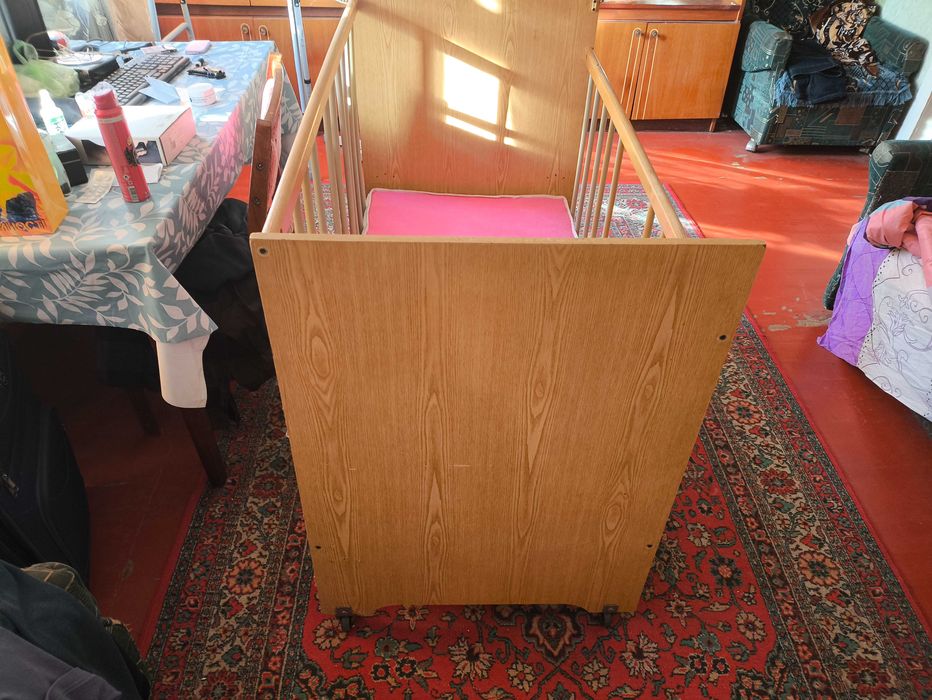 Дитяче ліжко, в нормальному стані.