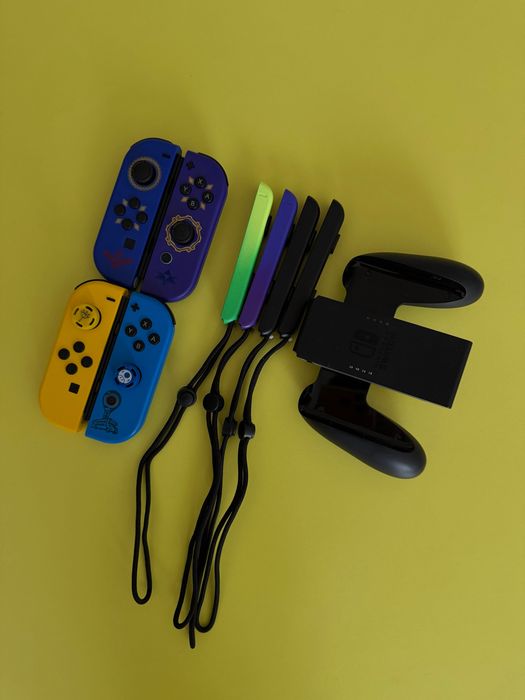 Konsola do gier nintendo switch z 3 grami i dużą ilością akcesoriów
