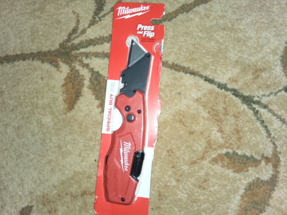 Ніж.    Milwaukee