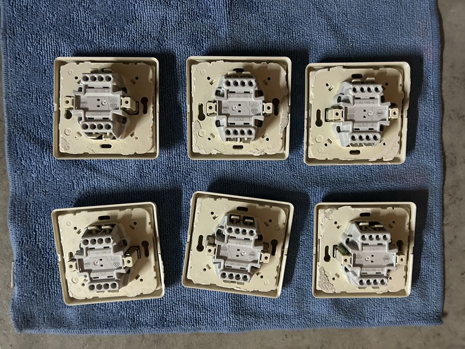 Tomadas, interruptores, comando dos estores...