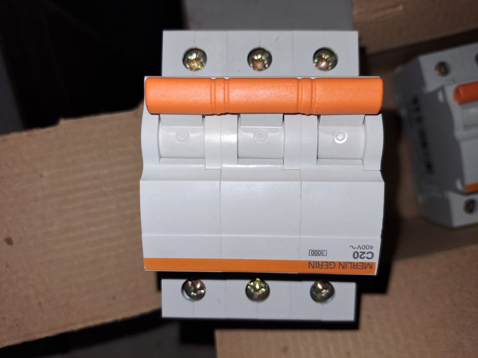 Disjuntores 3 pólos de 20A - 3kA