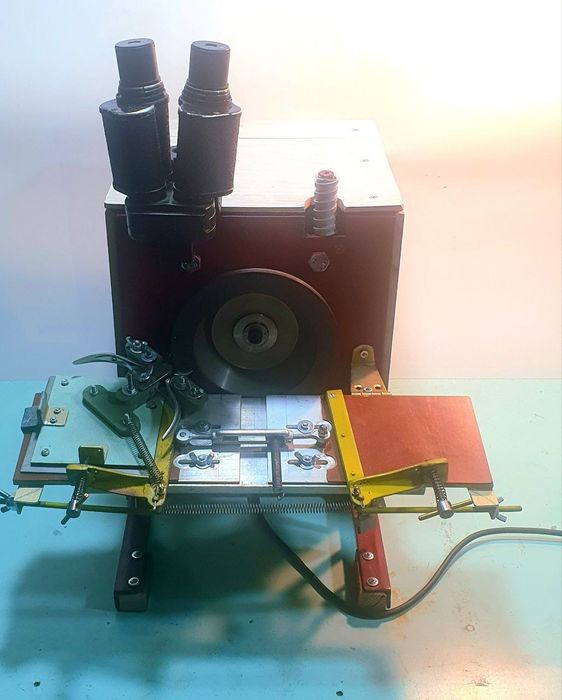 Станок для заточки медичного, перукарського інструментів під мікроскоп