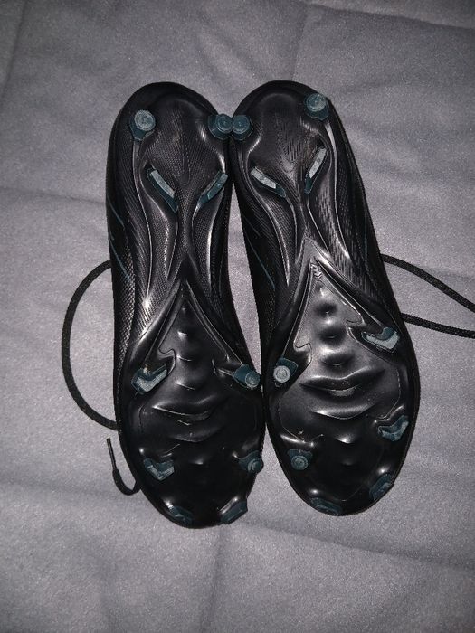 Vendo chuteiras de Nike tamanho 42 mais caneleiras