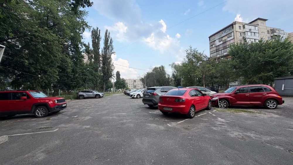Оренда паркомісць пр-т Лісовий, 6