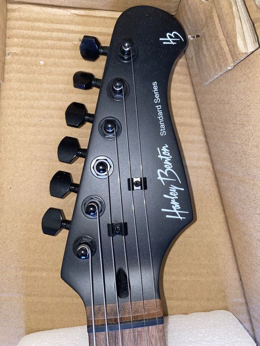 Pack Guitarra Elétrica Harley Benton ST-20HSS + Amp HB-20R com Reverb + Acessórios