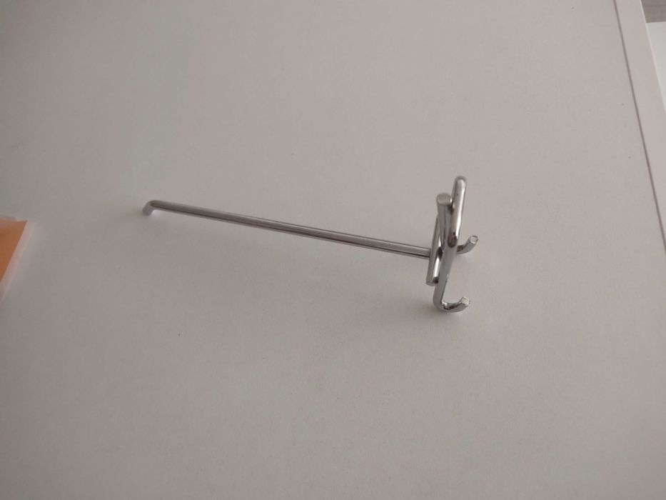 Ganchos prateleiras com o preço apenas de (0.30€ Cada)