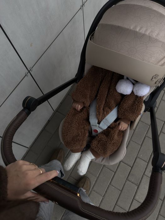 Шасі Cybex Mios та автолюлька Cybex Cloud t з квітами