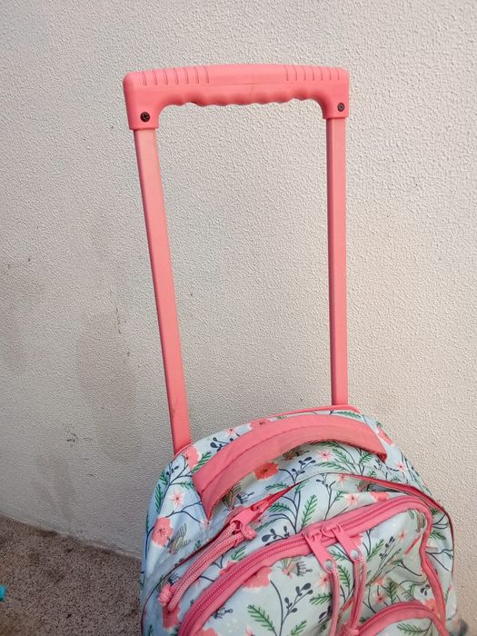 Mochila com Rodinhas Floral – Feminina e Espaçosa