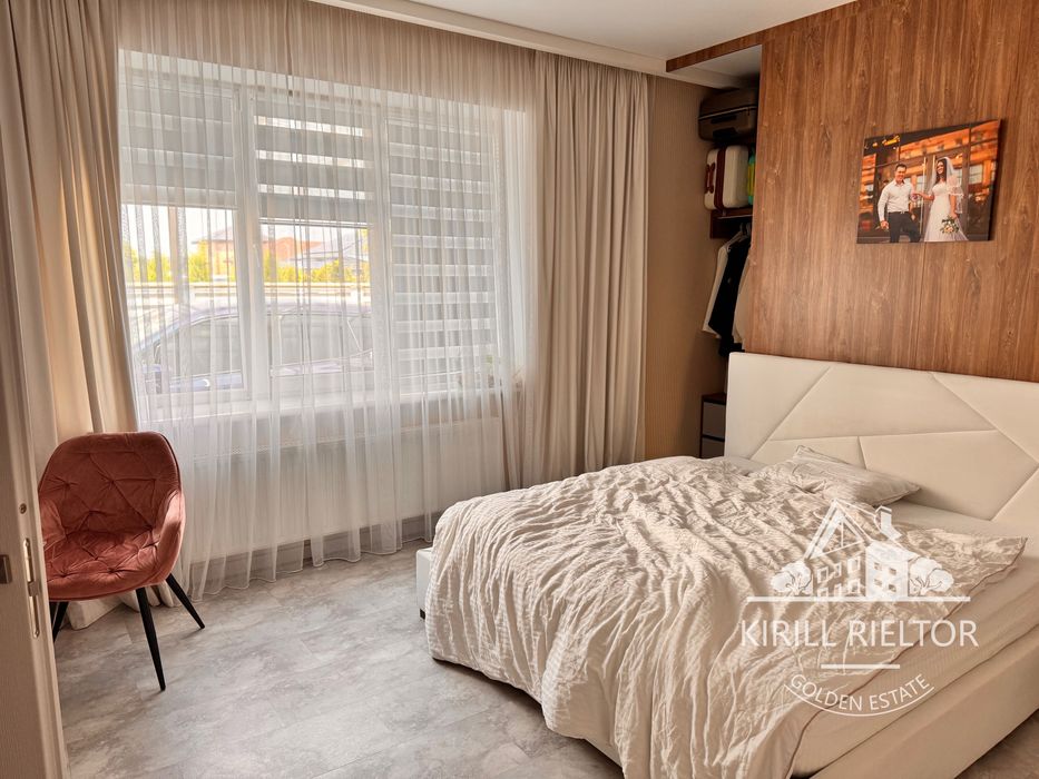 В городке "Золотые Ключи" продается дом с баней и бассейном