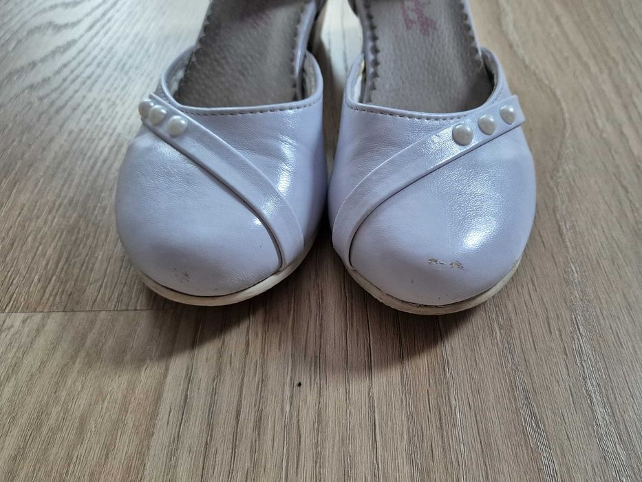 Białe buty komunijne