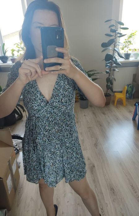 Króciutka sukienka w drobne kwiatki