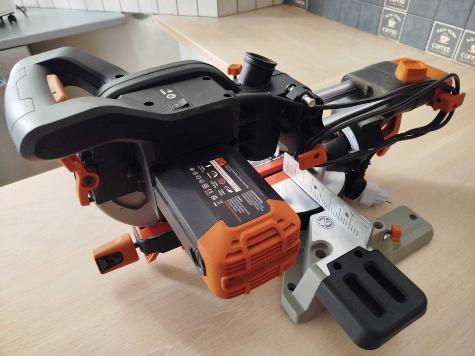 Piła ukośnica z posuwem EVOLUTION R210SMS 210mm 1500W
