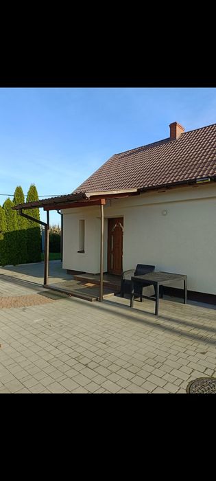 Dom w zabudowie zagrodowej z ziemia rolna i las
