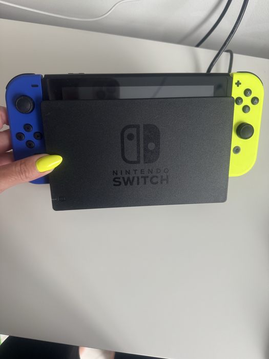 Nintendo switch zestaw ( 3xetui, 6 gier, dodatkowe pady, nakladki)