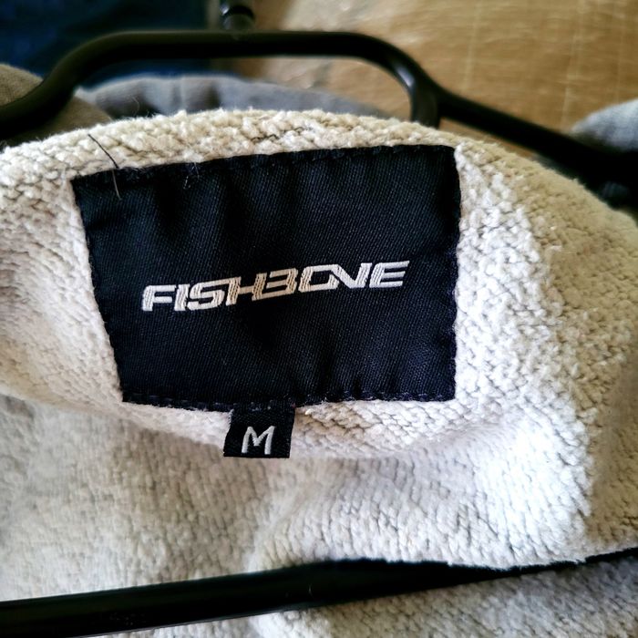 Varsity vibe – sportowa bluza Fishbone, styl college