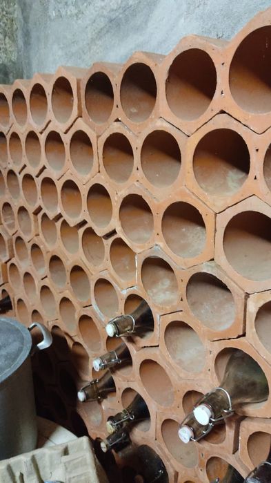 Garrafeira tipo colmeia em muito bom estado