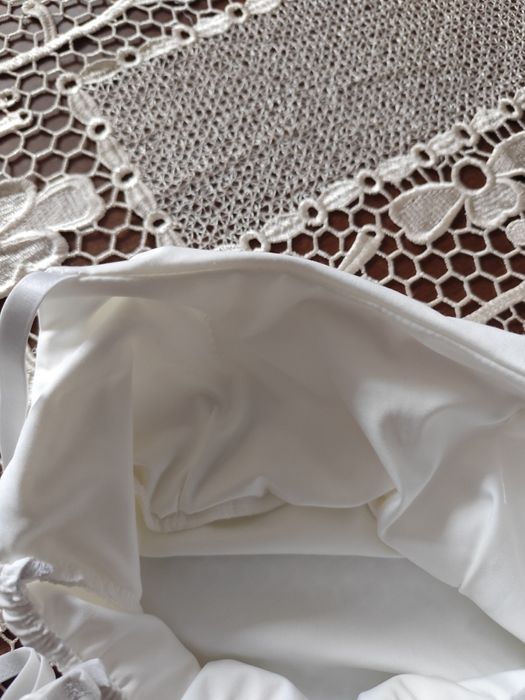 Body z wszytym biustonoszem lekko wyszczuplające na regulowane ramiącz