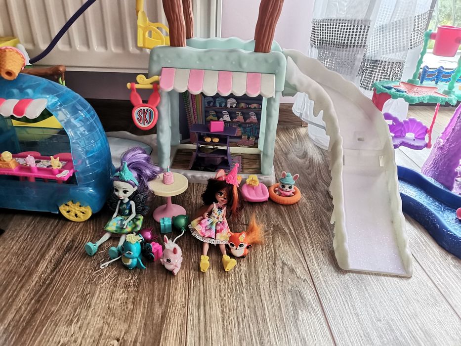 Duży zestaw Enchantimals 6 zestawów, 8 lalek i akcesoria w bdb stanie