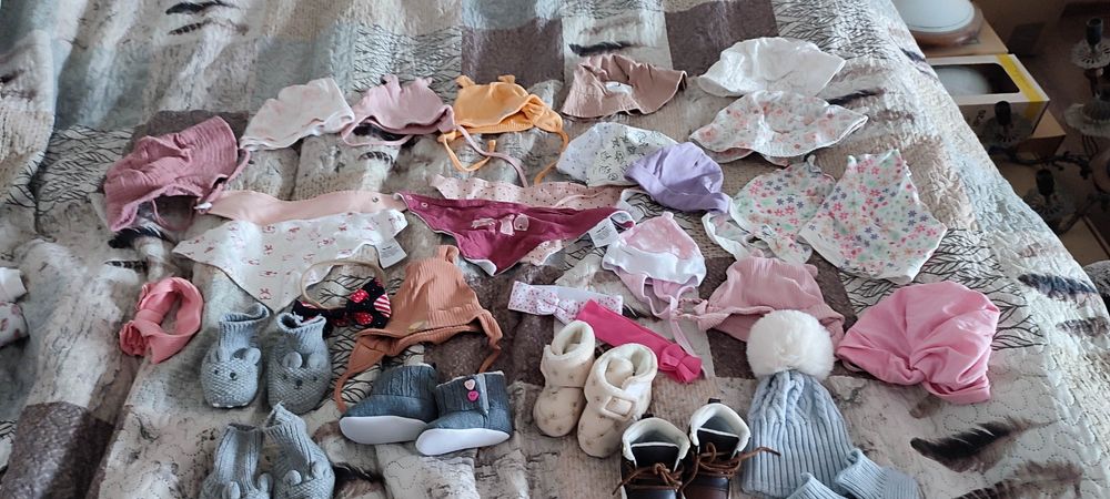 Buty czapki chusty opaski niemowlęce.