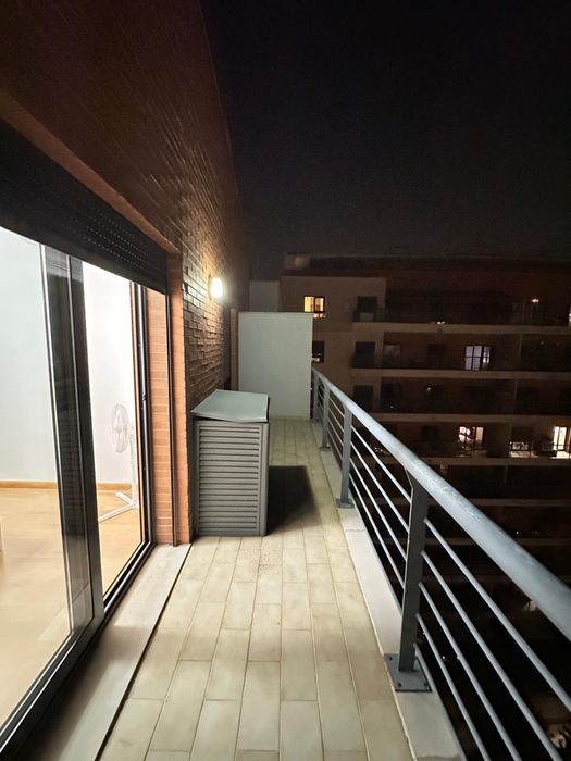 quarto suite com WC privativo com uma varanda bastante espaçosa e com uma bela vista, localizado na colinas do cruzeiro odivelas
