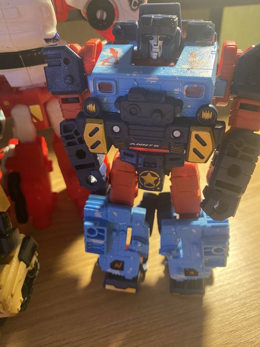 Продам игрушки роботы- трансформеры