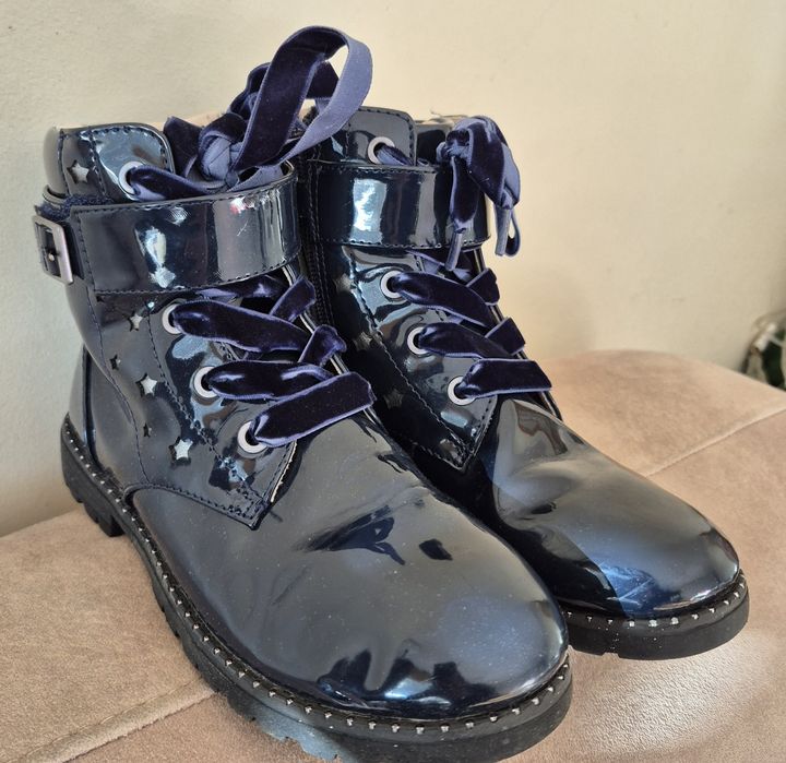 Botas infantis em verniz azuis