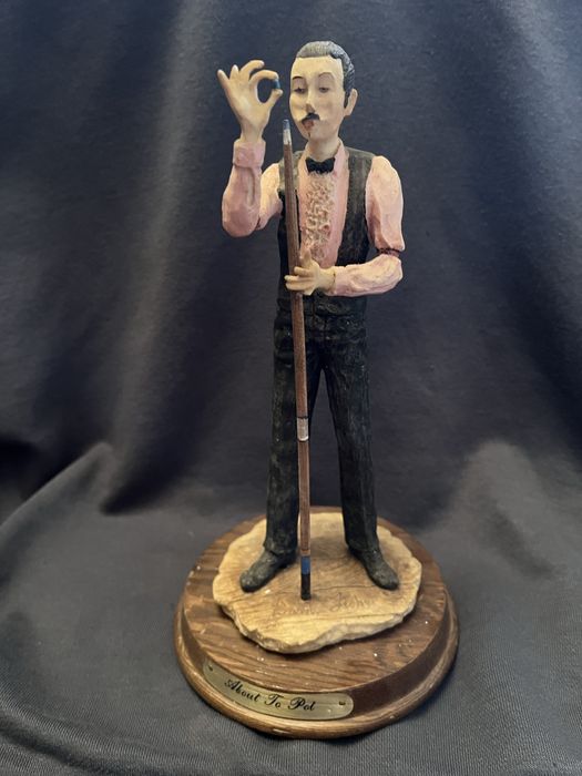 Porcelanowa figurka sygnowana
