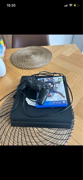 Konsola ps4 slim