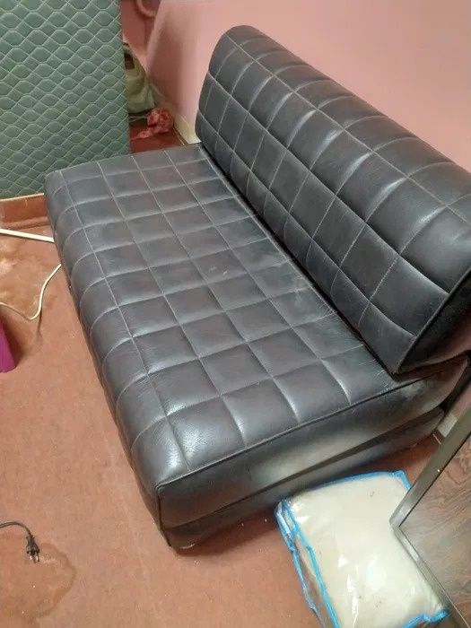 Sofá cama vintage e mobiliário escritório antigo