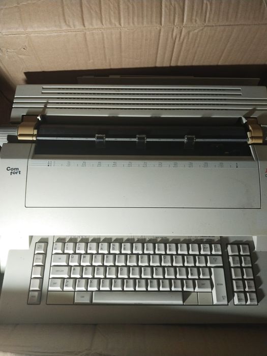 Maszyna do pisania z lat 90. – sprawna, stan bardzo dobry.