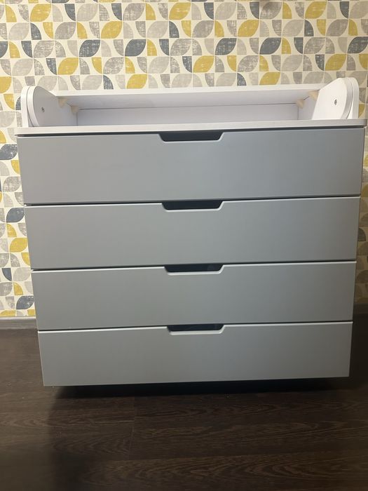 Комод з пилиналтним столиком