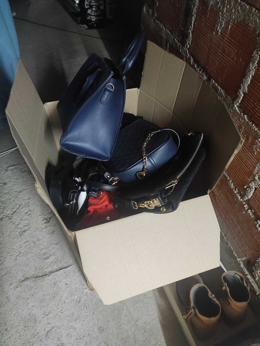 Vendo lote de roupa  variada e calçado e malas