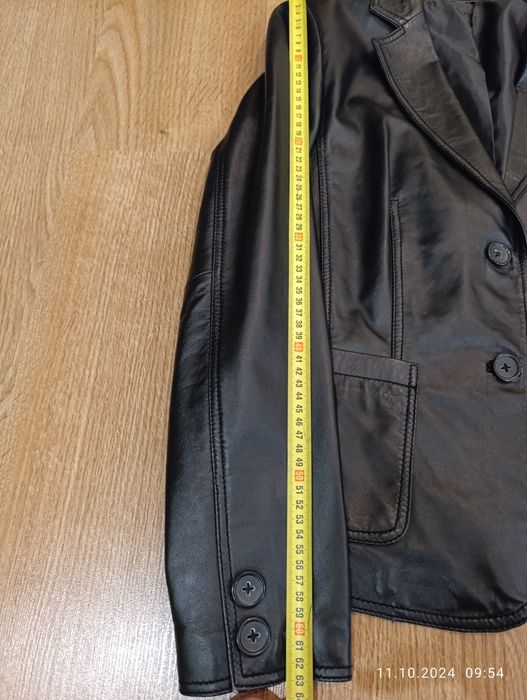 Шкіряна куртка чорного кольору