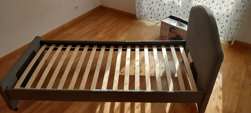 Cama de ferro forrada a tecido