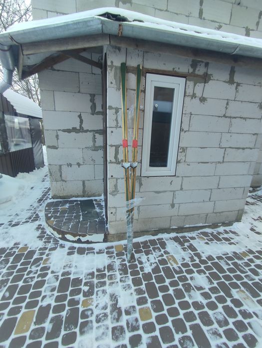 Продам лижі, є дві пари.