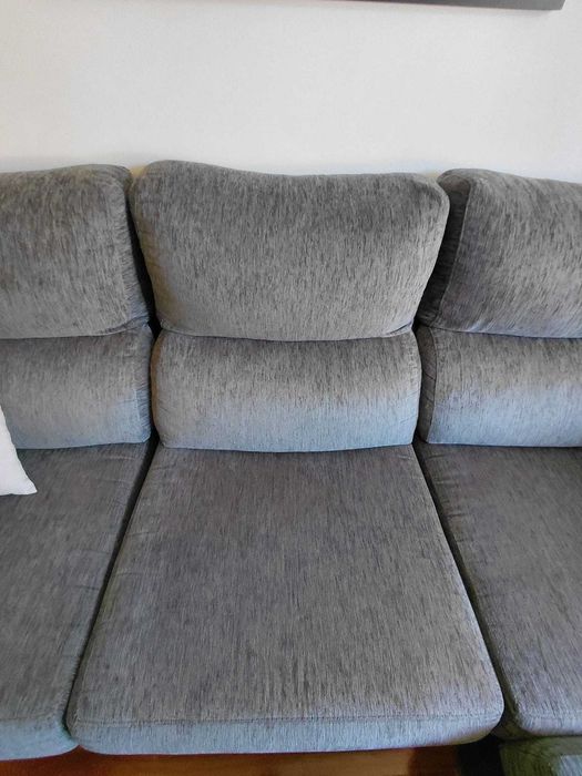 Sofá cinzento com chaise + 4 bancos — muito bom estado
