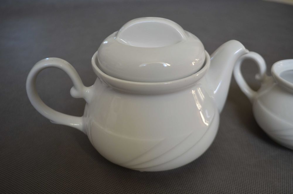 zestaw czajniczek i mlecznik porcelana Lubiana