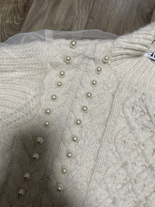 Sweterek z perełkami i tiulem Zara