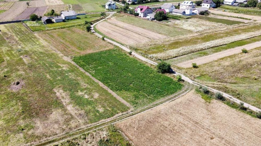 Продаж земельної ділянки 21 сотка Братківці під будівництво, світло, асфальт, будинки