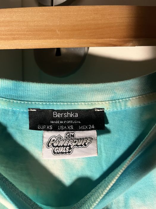 T-shirt azul e branca da Bershka