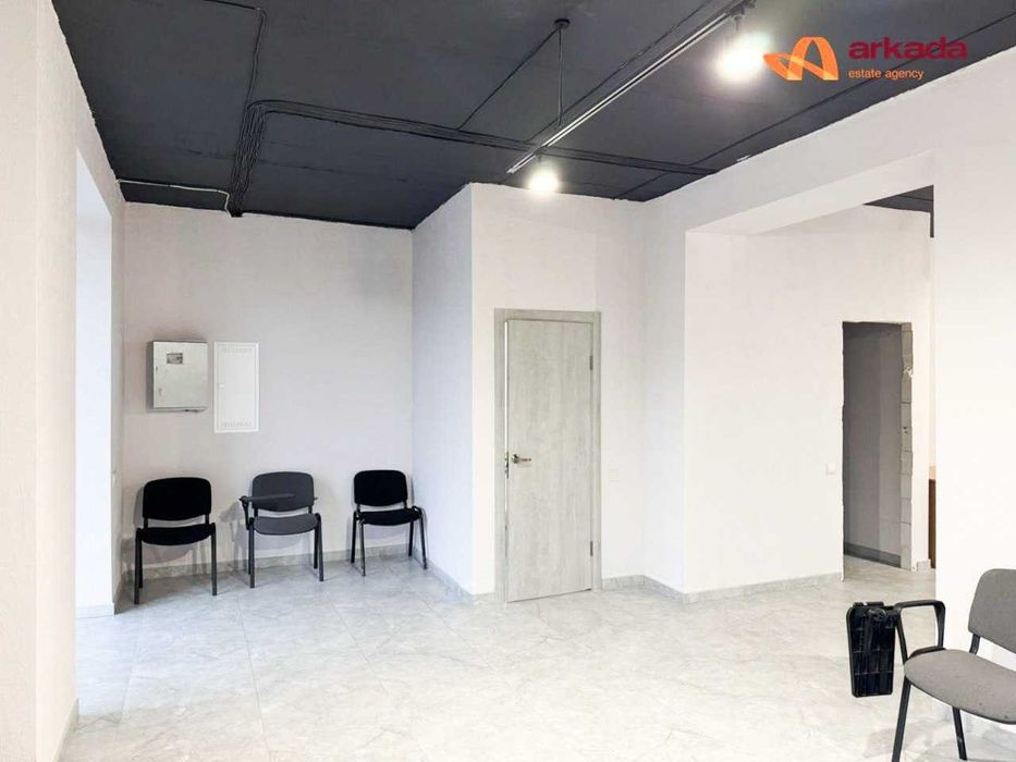 Продам комерційне фасадне приміщення ПАРКОВА АЛЕЯ  65.5. По ціні сирця