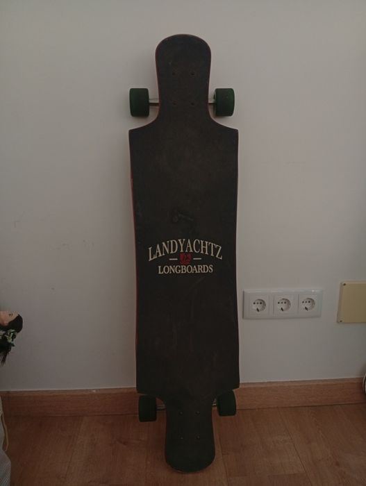 Landyachtz Tomahawk longboard skate