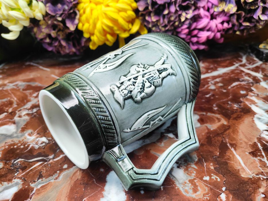 Śliczny ceramiczny kufel - 2 muszkieterów i rycerz - 0,65 L - Sitzendorf