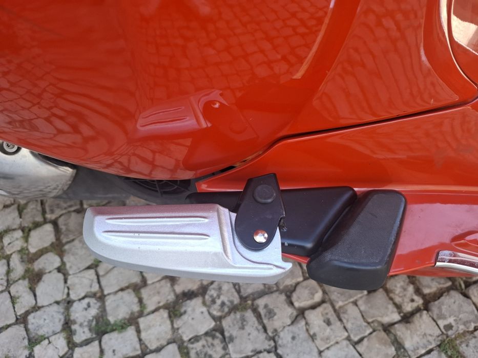Apoio pés passageiro Vespa Primavera