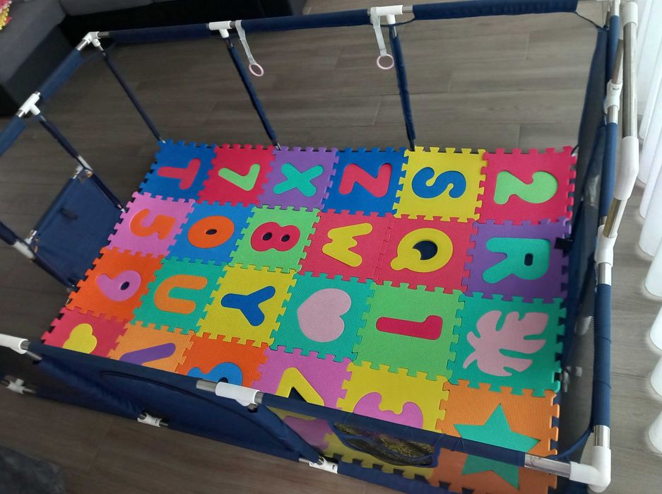 Parque infantil grande com puzzle