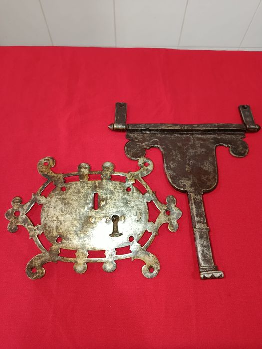 Fechadura grande antiga para arca ou baú
