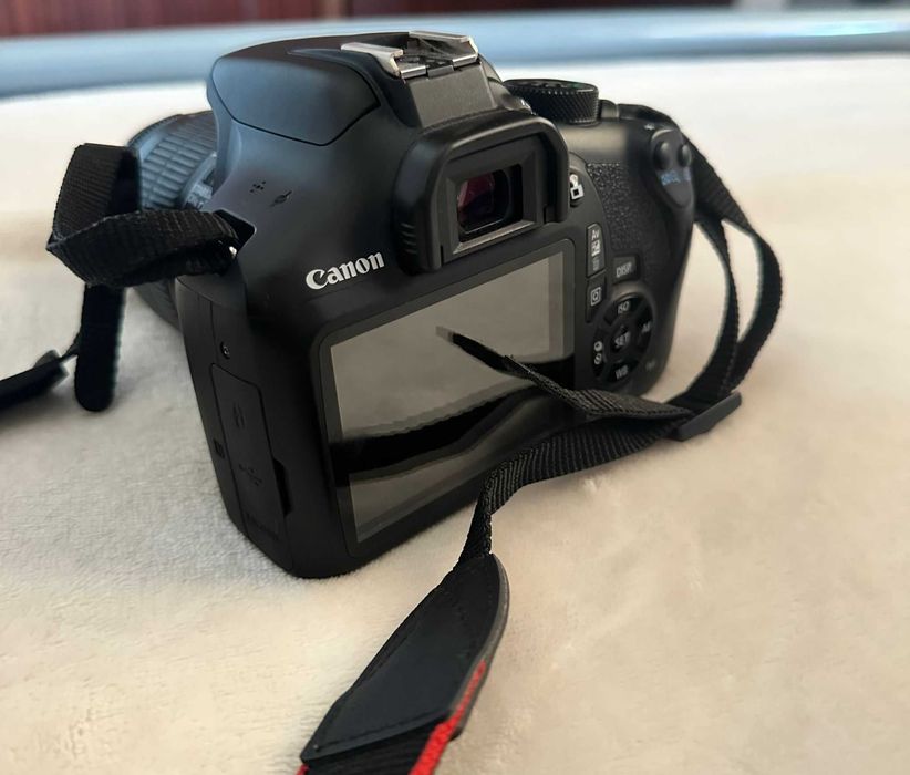 Canon EOS 1300D com lente EFS 18-55mm