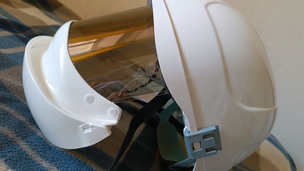 Каска с щитком для работы с напряжением BSD