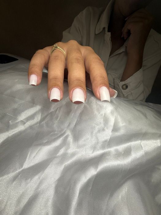 Brasileira fasendo suas unhas