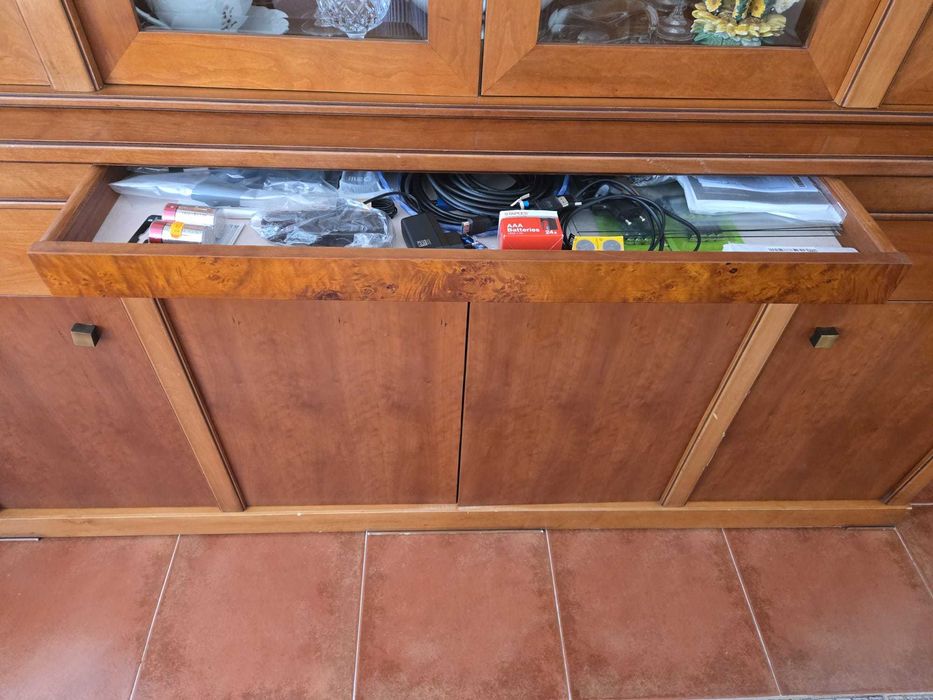 Cristaleira de sala em nogueira